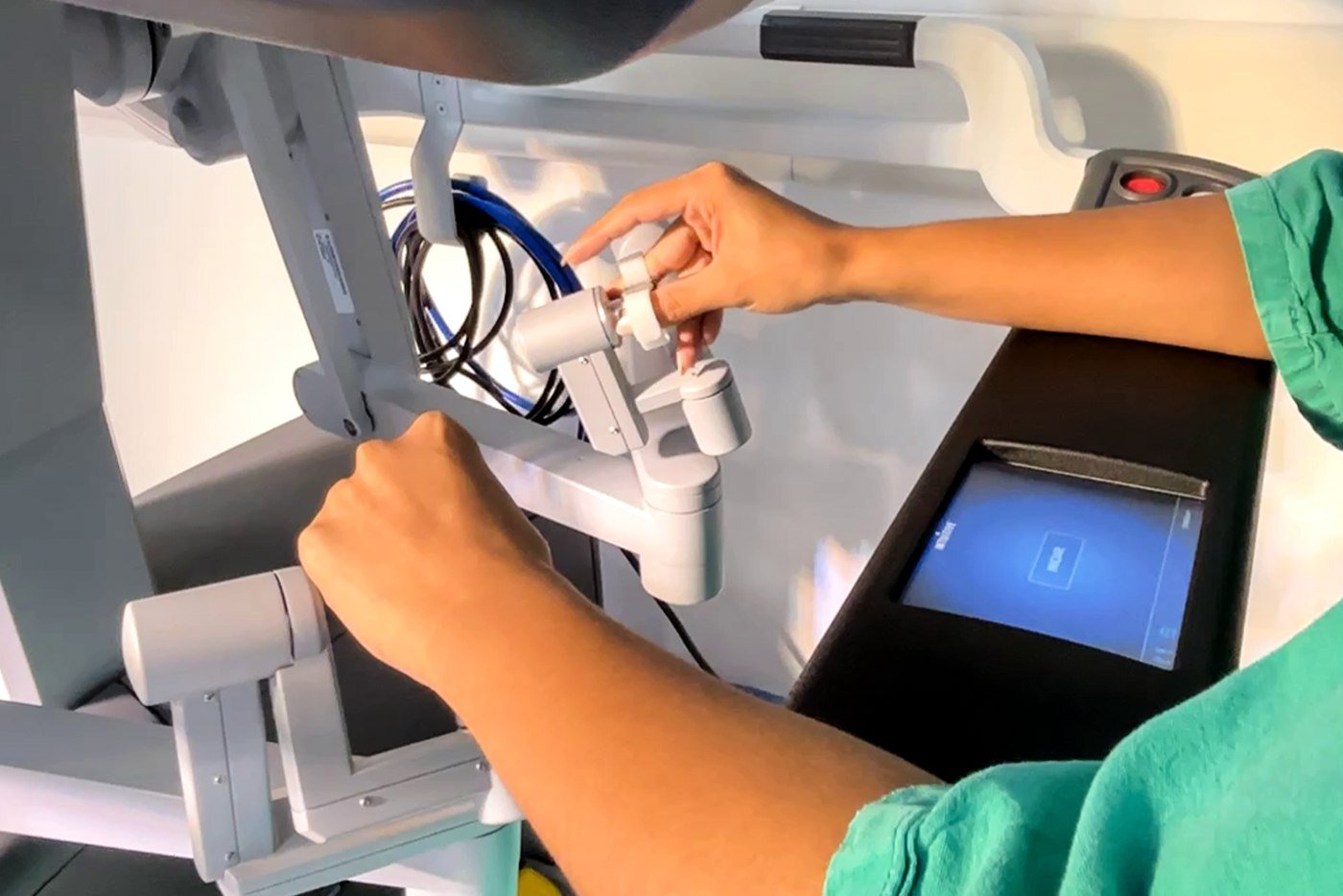 Un profesional prepara uno de los brazos del robot Da Vinci