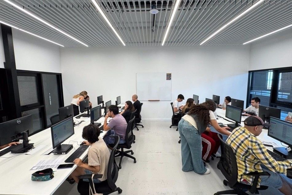 Participantes durante una actividad de formación en Tecnoteca Rosario