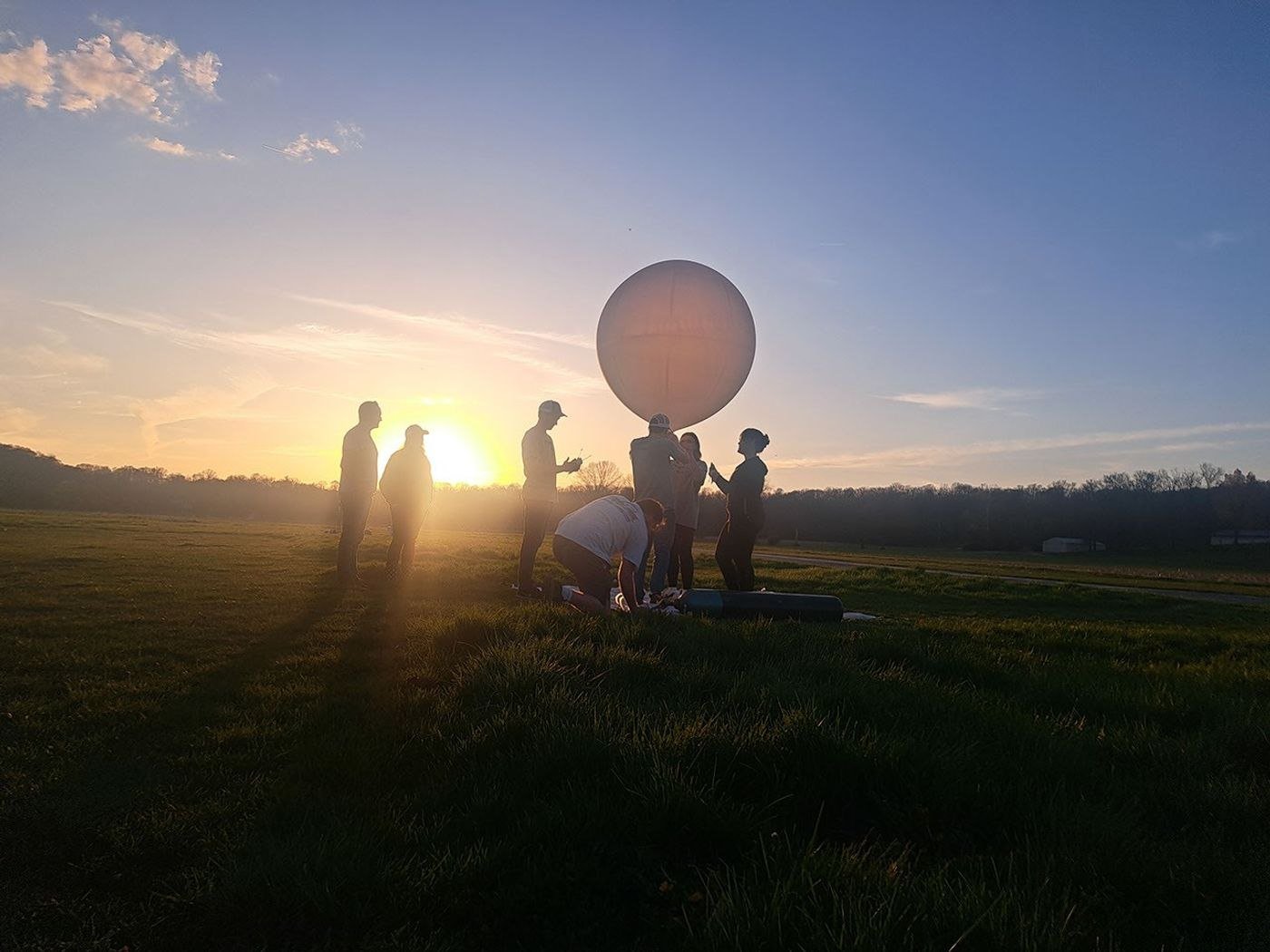 Estudiantes preparan el lanzamiento de un globo científico durante un eclipse