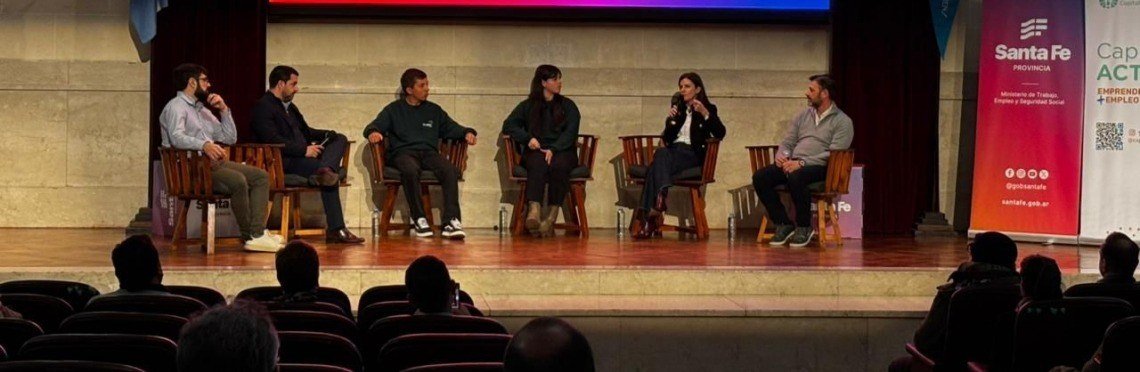 Panelistas sentados durante una jornada del programa provincial de empleo