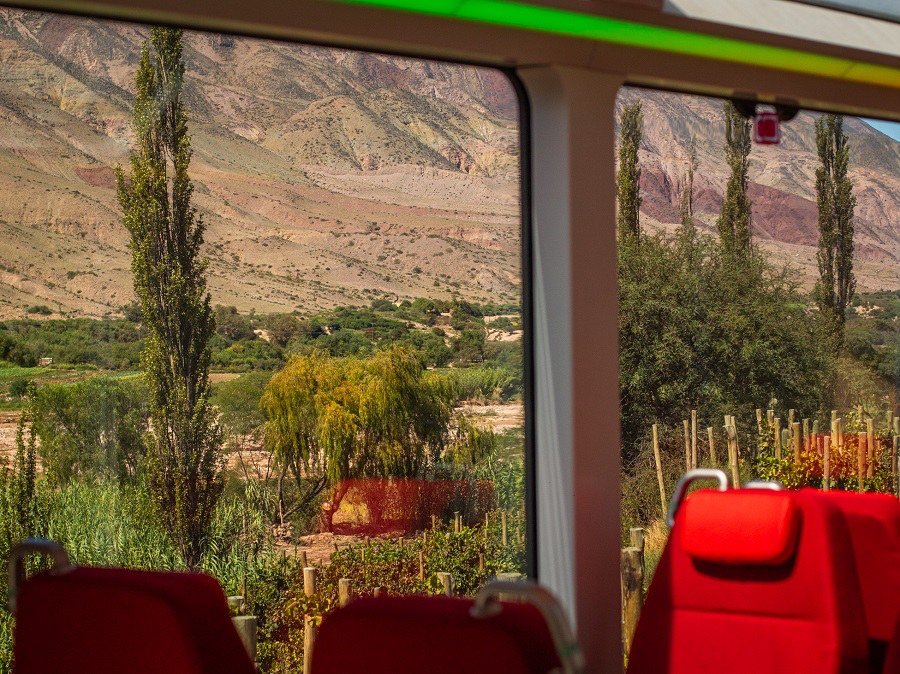 Vista de los cerros de la Quebrada de Humahuaca desde el Tren Solar