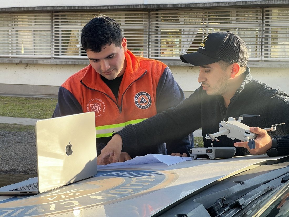 El equipo de Urbydron durante un vuelo con Protección Civil de Funes
