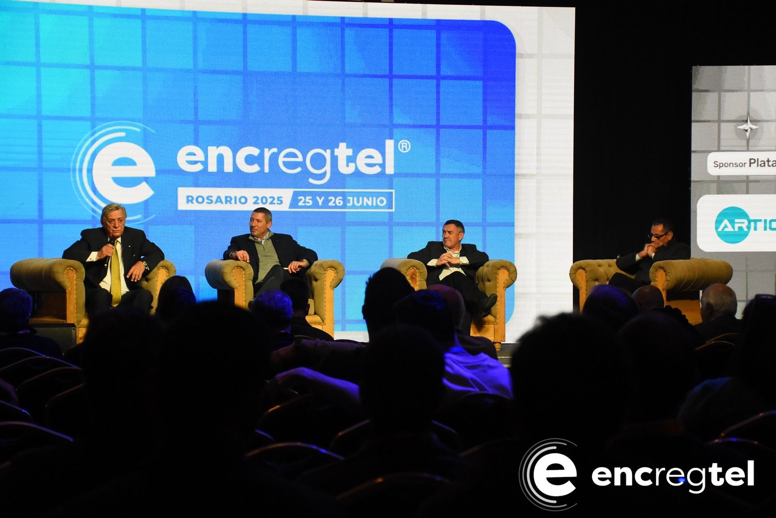 Panel de disertantes en el EncRegTel