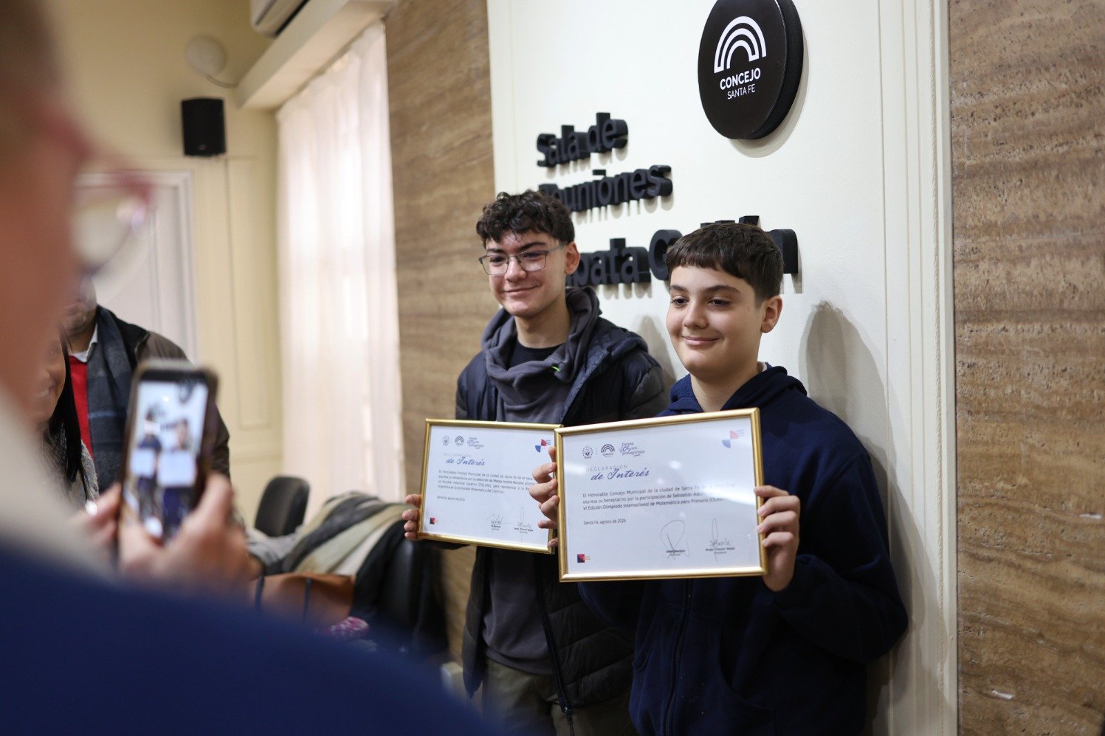 Matías y Sebastián Nocioni con sus diplomas en la Sala Zapata Gollán del Concejo de Santa Fe