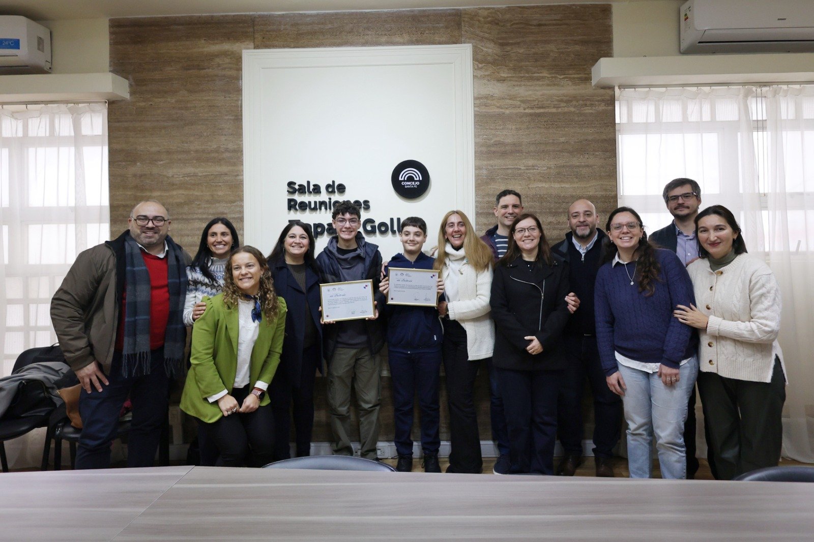 Los estudiantes distinguidos junto a sus familias y concejales en la Sala Zapata Gollán