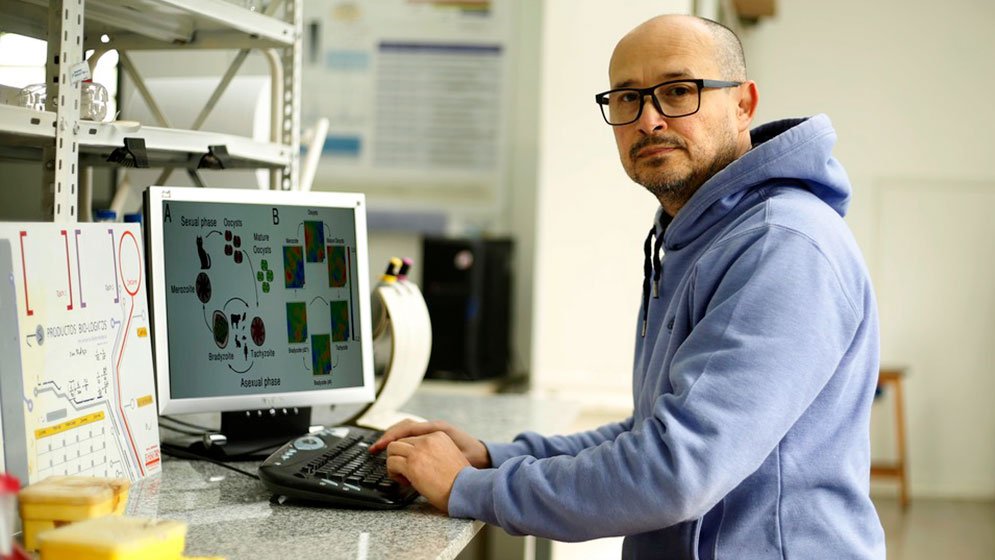 Luis Diambra en el laboratorio del CENEXA