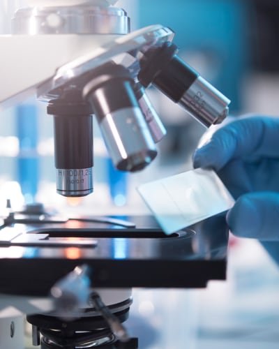 Microscopio de laboratorio con muestra