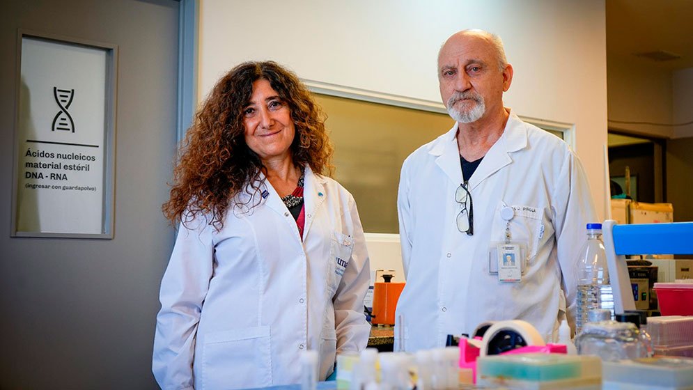 Silvia Sookoian y Carlos Pirola en el laboratorio del CENITRES