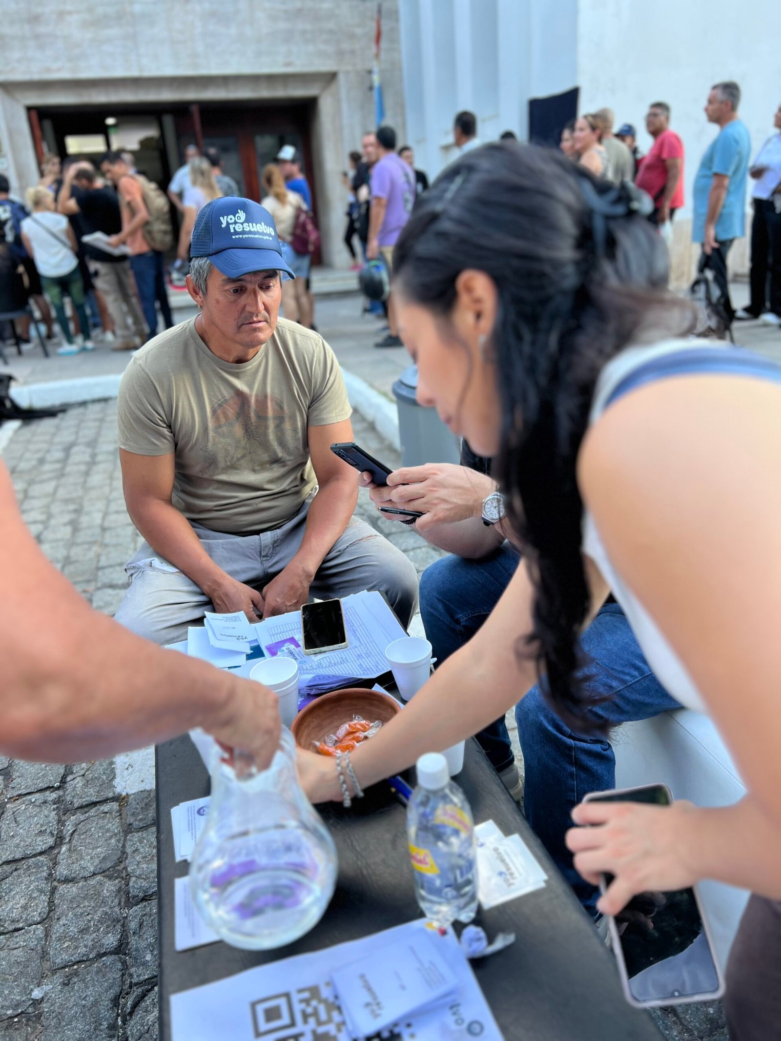 Un trabajador independiente en el stand del programa