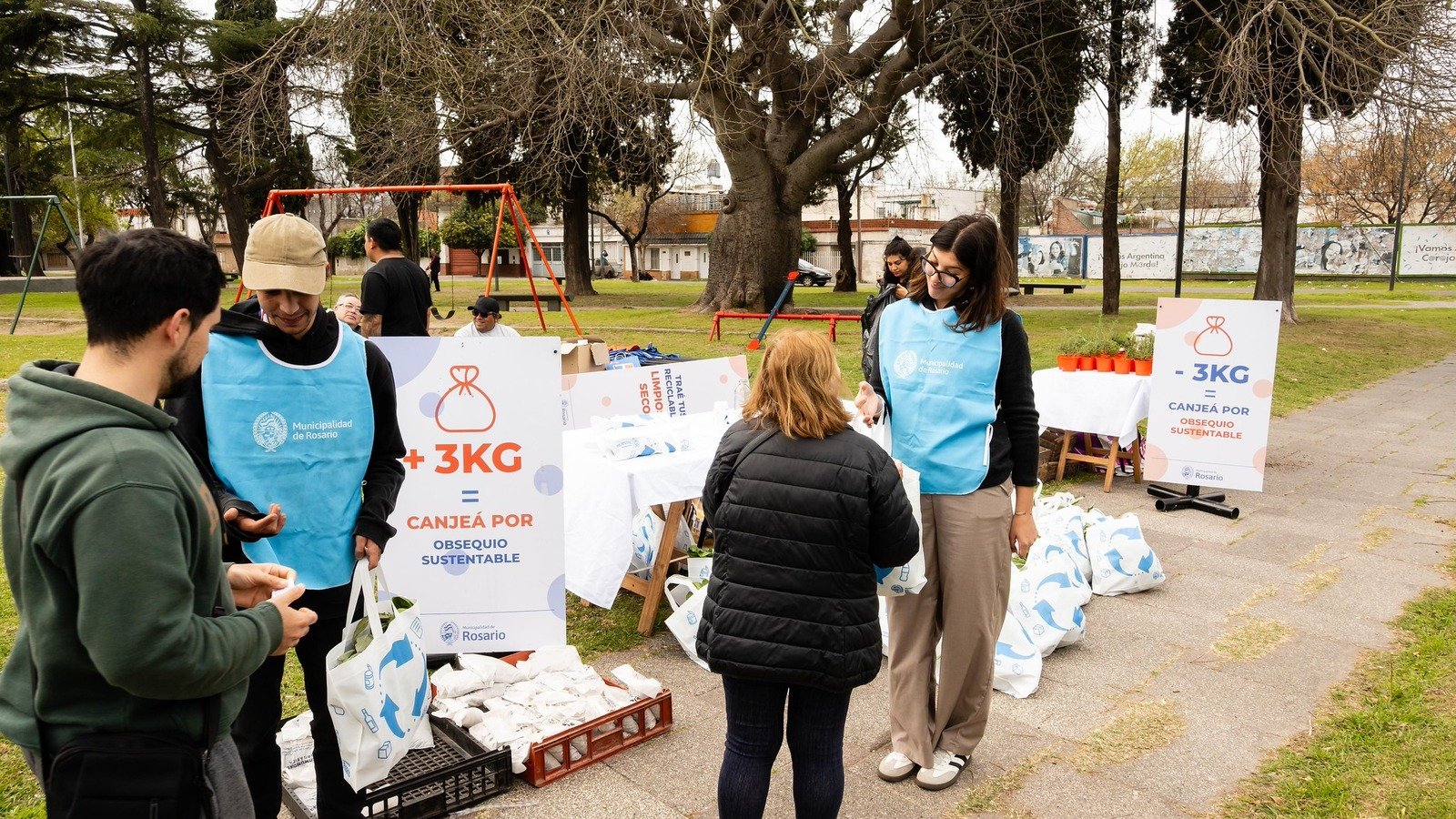 Vecinas con bolsas de reciclables entregadas en el canje en Rosario