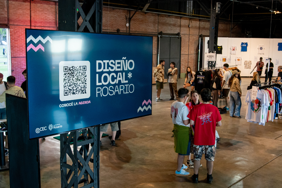 Pantalla de Diseño Local Rosario con código QR durante la feria en el CEC