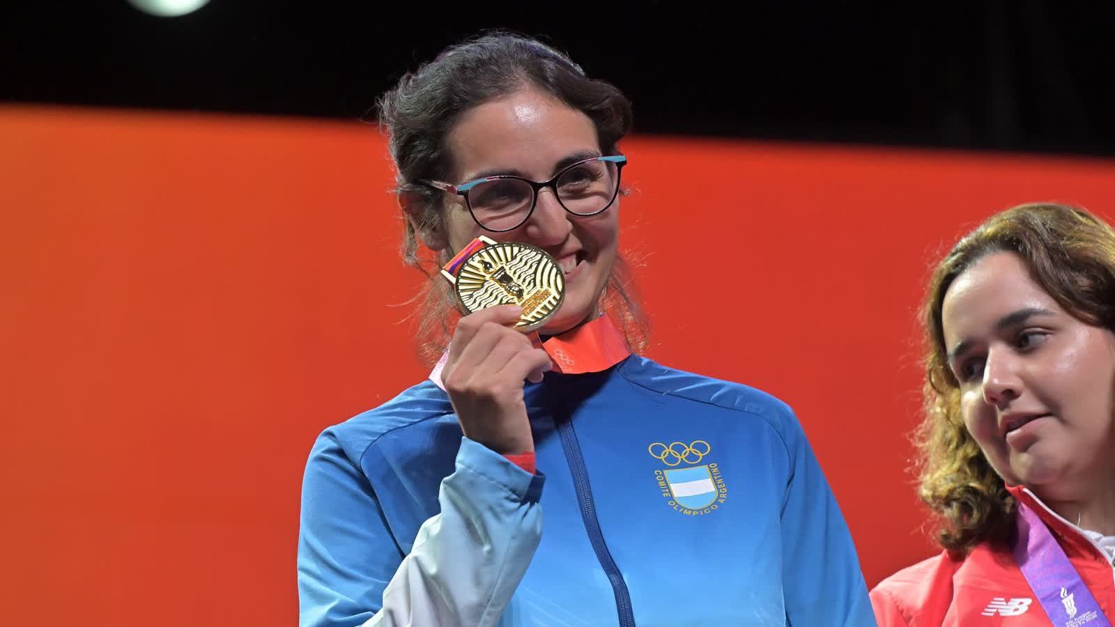 Daniela Arias muerde su medalla de oro en EA SPORTS FC femenino