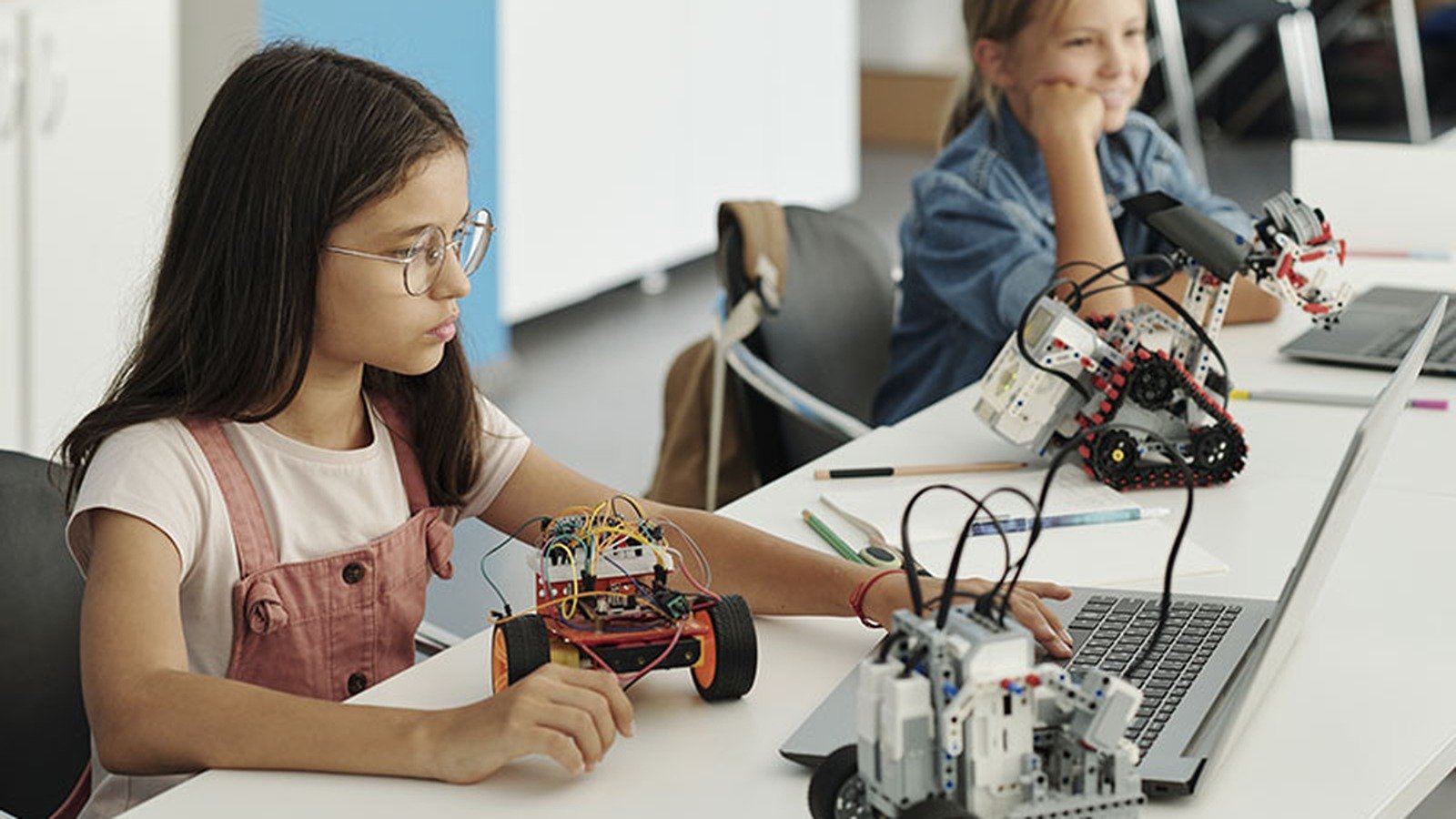 Chicos en un taller de robótica con Lego