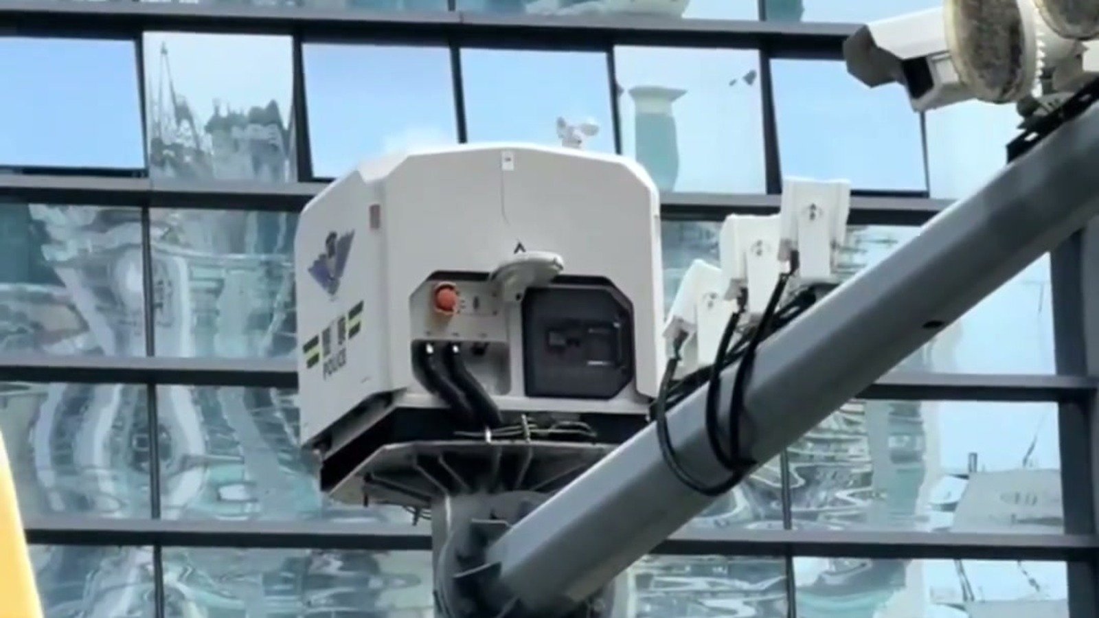 Drones en China: Shenzhen vigila el tránsito con drones autónomos que despegan y aterrizan en semáforos