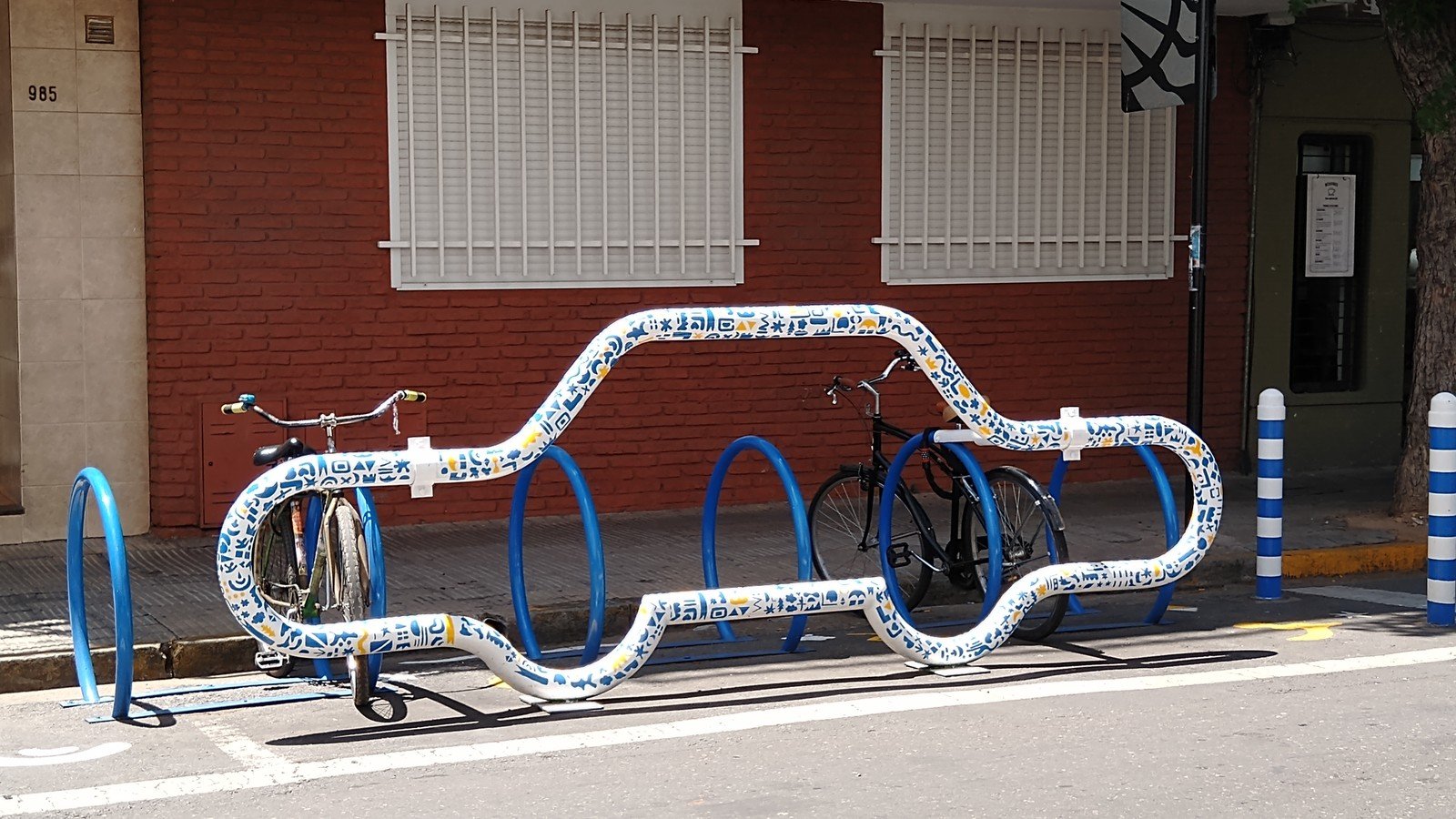 "A rodar mi vida": seis proyectos de estudiantes sobre los bicicleteros con siluetas de autos