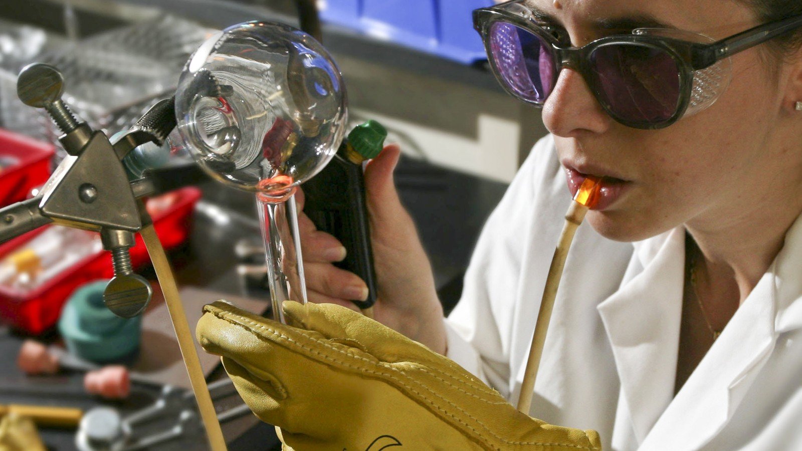 Taller de vitroplastia del CONICET Santa Fe: buscan un técnico que trabaje el vidrio