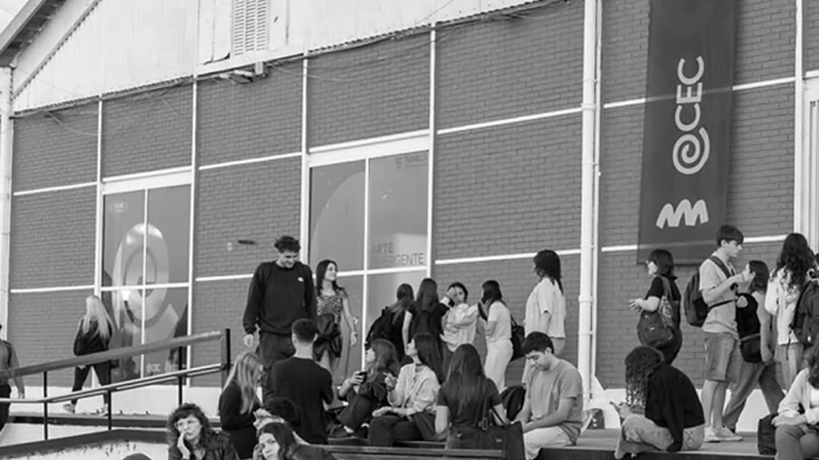 Indumentaria y Textil de la UNR en DiSUR: charla, muestra de docentes y desfile de estudiantes
