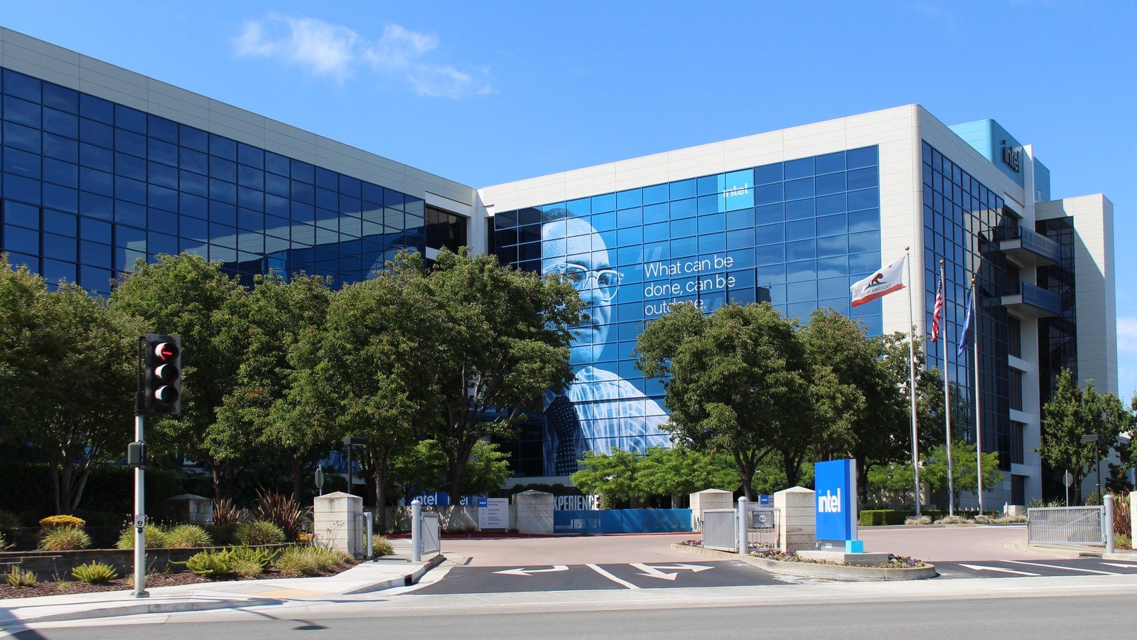 Las acciones de Intel se desploman casi 30% en la Bolsa: qué pasó y qué significa para las PC