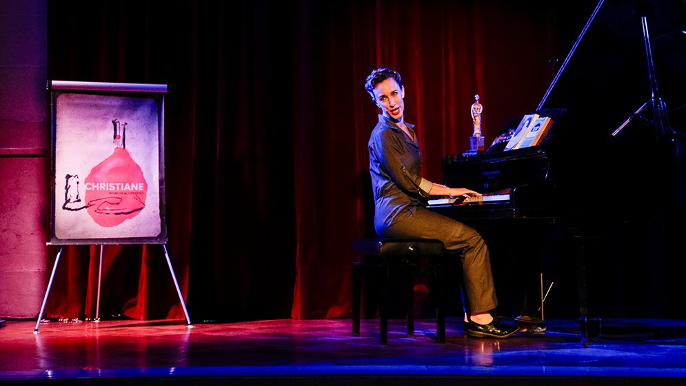 Belén Pasqualini al piano durante el biomusical Christiane en el Paraninfo de la UNL