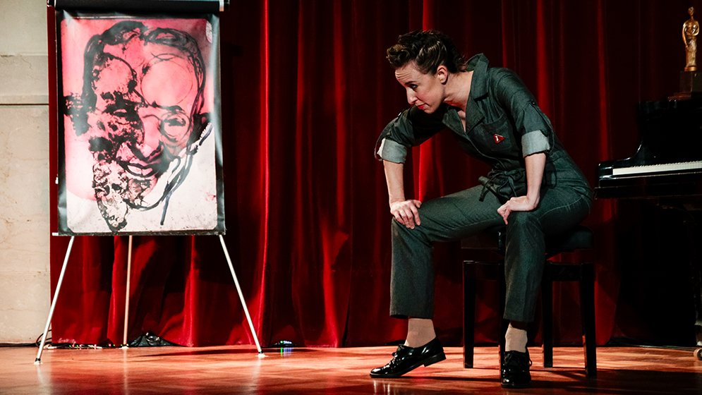 Escena del biomusical Christiane con la ilustración de la científica